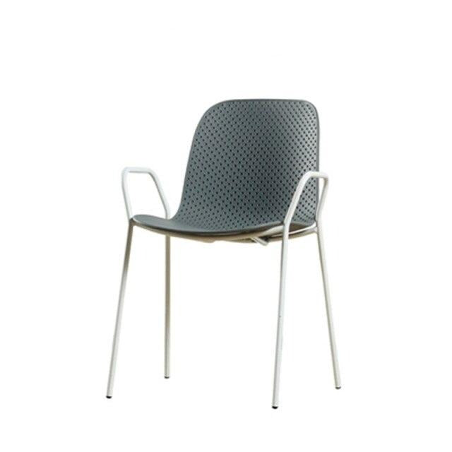 Chaise design minimaliste avec dossier pointillé et accoudoirs affinés