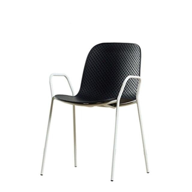 Chaise design minimaliste avec dossier pointillé et accoudoirs affinés
