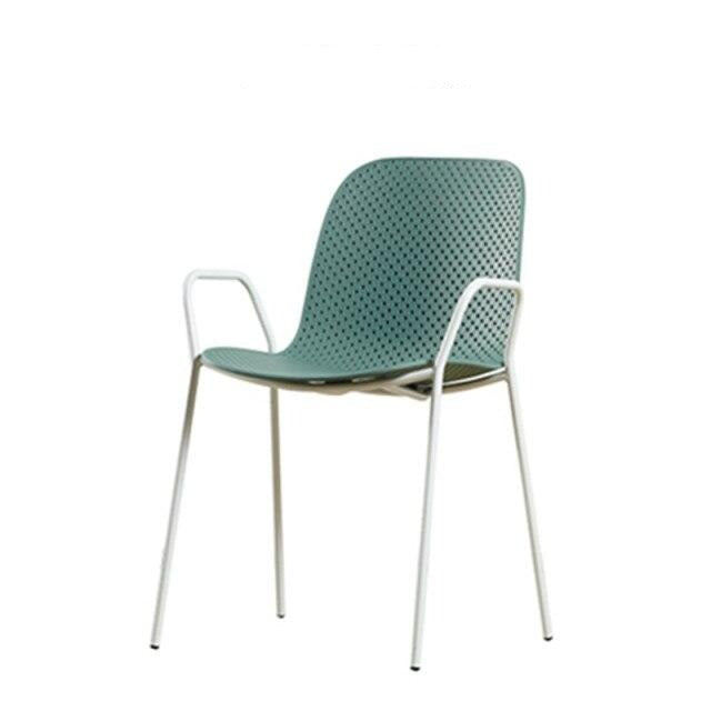 Chaise design minimaliste avec dossier pointillé et accoudoirs affinés