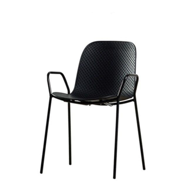 Chaise design minimaliste avec dossier pointillé et accoudoirs affinés