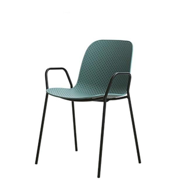 Chaise design minimaliste avec dossier pointillé et accoudoirs affinés