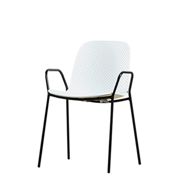 Chaise design minimaliste avec dossier pointillé et accoudoirs affinés
