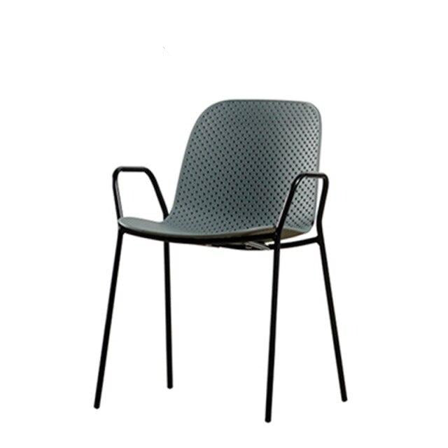 Chaise design minimaliste avec dossier pointillé et accoudoirs affinés
