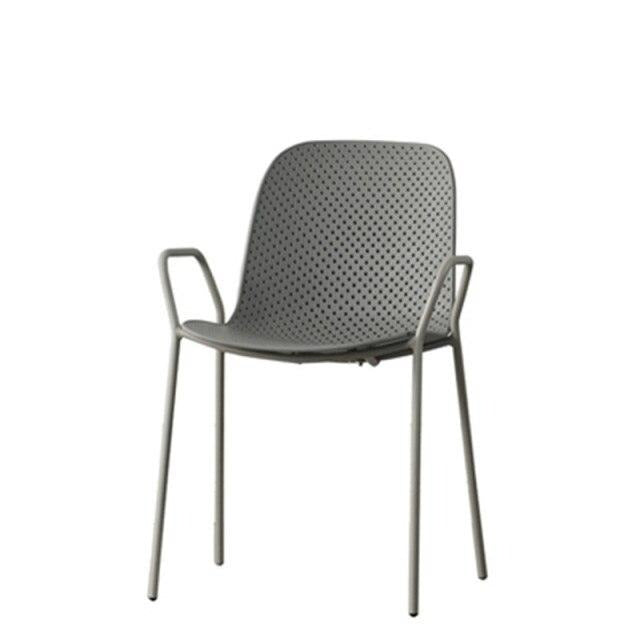 Chaise design minimaliste avec dossier pointillé et accoudoirs affinés
