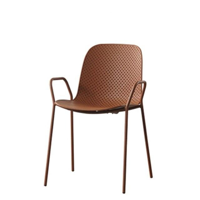 Chaise design minimaliste avec dossier pointillé et accoudoirs affinés
