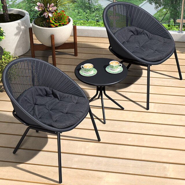 Chaise moderne avec dossier ergonomique en rotin