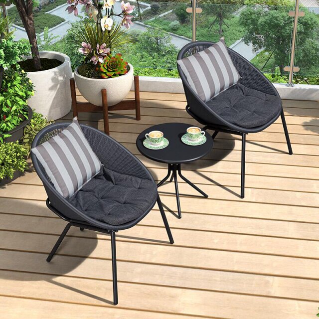 Chaise moderne avec dossier ergonomique en rotin