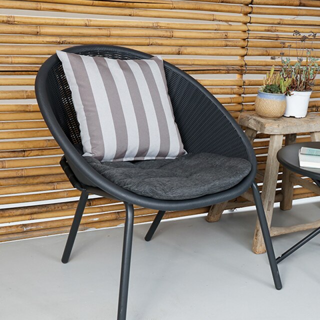Chaise moderne avec dossier ergonomique en rotin