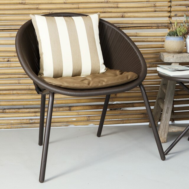 Chaise moderne avec dossier ergonomique en rotin