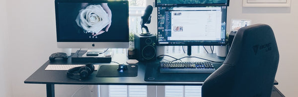 Poste de travail avec ordinateur et chaise de bureau