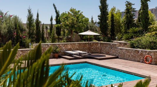 Extérieur avec piscine et transats