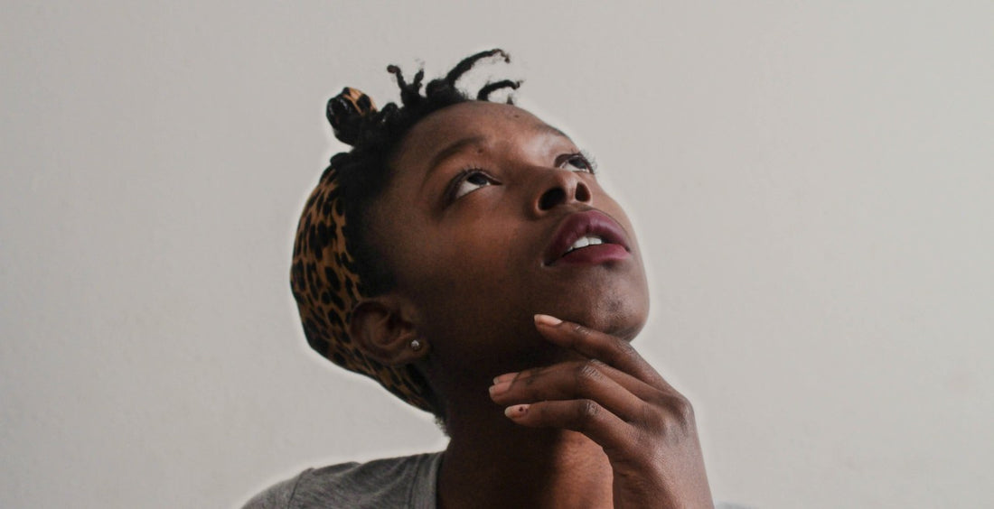 Femme hésitante sur son choix de mobilier d'intérieur