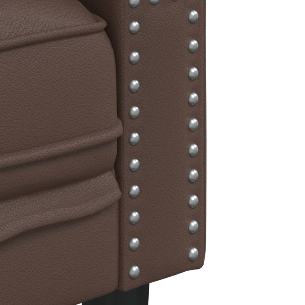 Gros plan sur les clous décoratifs et l'accoudoir du fauteuil chesterfield