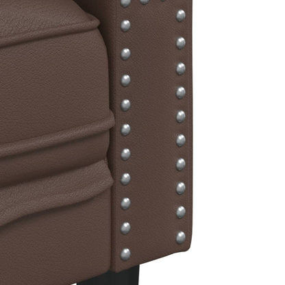 Gros plan sur les clous décoratifs et l'accoudoir du fauteuil chesterfield