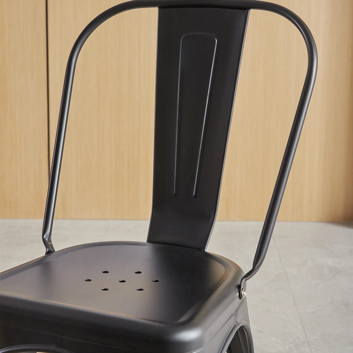 Chaise industrielle de salle à manger en métal noir empilable (par lot)