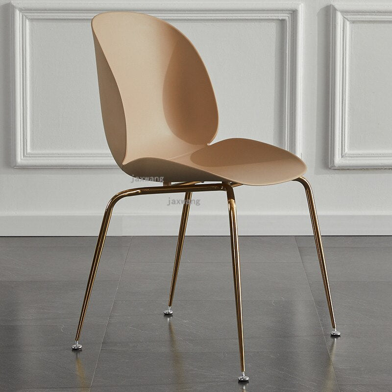 Chaise moderne de style scandinave avec assise large en plastique et pieds en acier