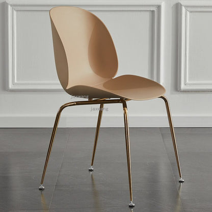 Chaise moderne de style scandinave avec assise large en plastique et pieds en acier