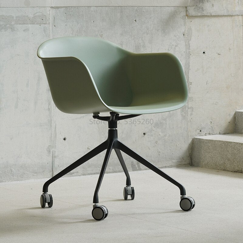 Chaise scandinave  design en plastique et acier sur roulettes