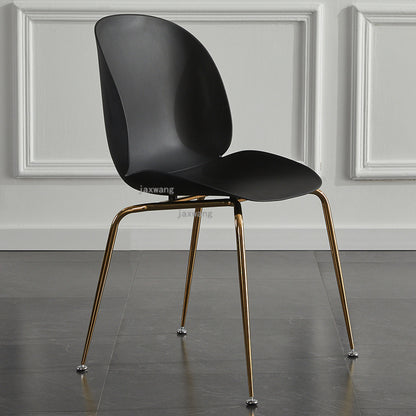 Chaise moderne de style scandinave avec assise large en plastique et pieds en acier