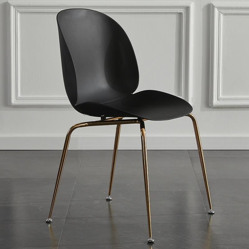 Chaise moderne de style scandinave avec assise large en plastique et pieds en acier