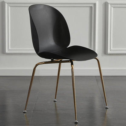 Chaise moderne de style scandinave avec assise large en plastique et pieds en acier
