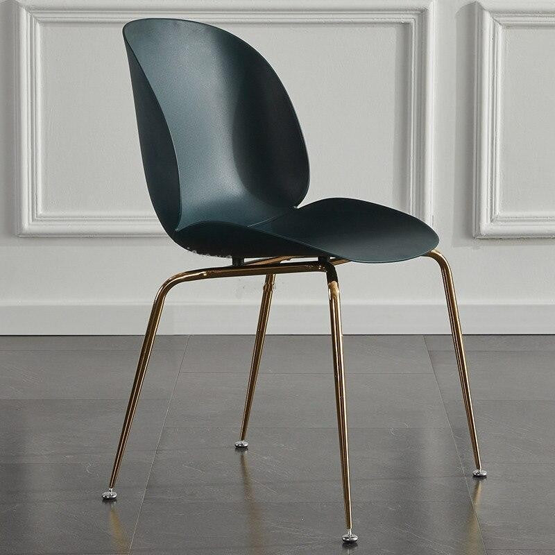 Chaise moderne de style scandinave avec assise large en plastique et pieds en acier