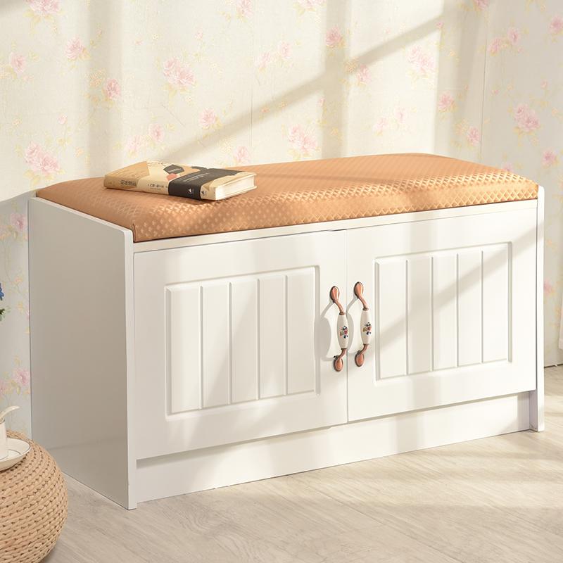 Banc de rangement en bois blanc avec portières de style