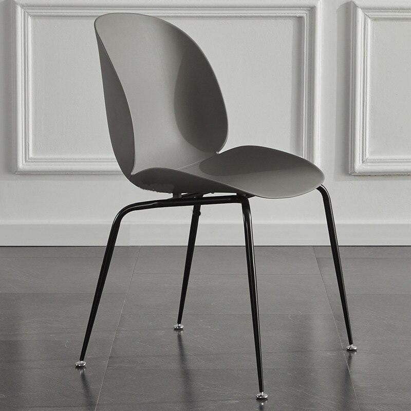 Chaise moderne de style scandinave avec assise large en plastique et pieds en acier