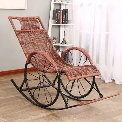 Chaise à bascule en fer et rotin avec accoudoirs en forme de roues