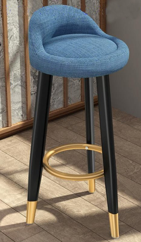 tabouret de bar de style scandinave avec assise matelassée en tissus chiné bleu et pieds noir et doré