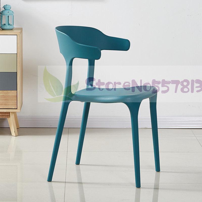 Chaise moderne en plastique avec dossier enveloppant en bandeau