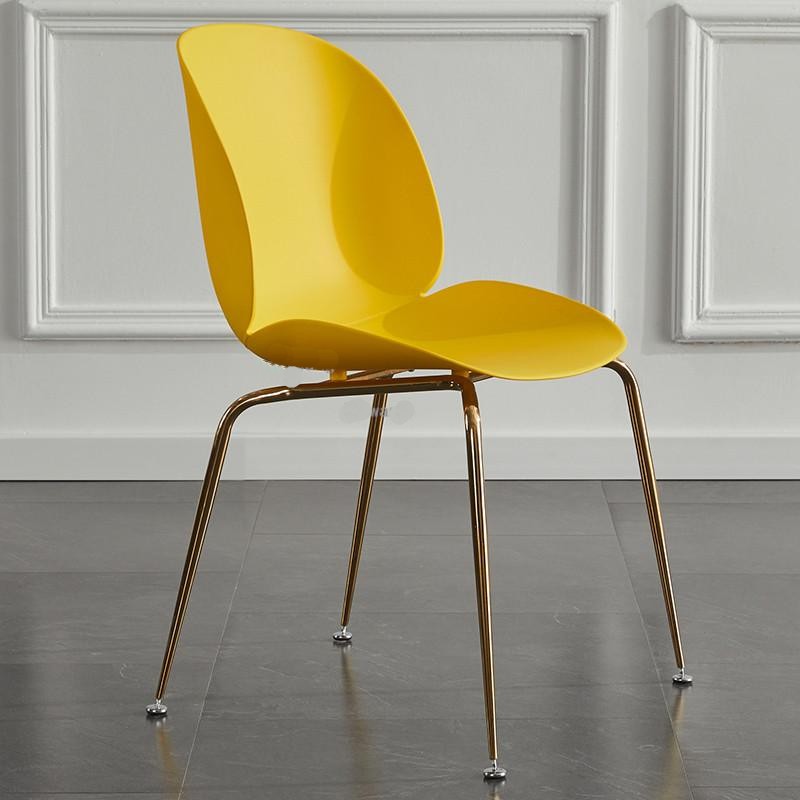Chaise moderne de style scandinave avec assise large en plastique et pieds en acier