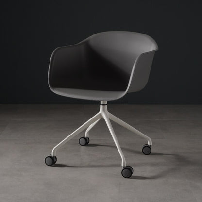 Chaise scandinave  design en plastique et acier sur roulettes