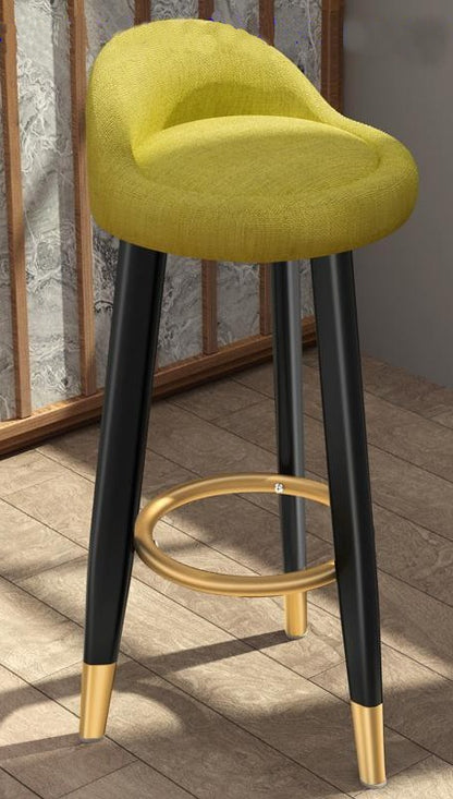 tabouret de bar de style scandinave avec assise matelassée en tissus chiné gris et pieds noir et dorétabouret de bar de style scandinave avec assise matelassée en tissus chiné jaune et pieds noir et doré