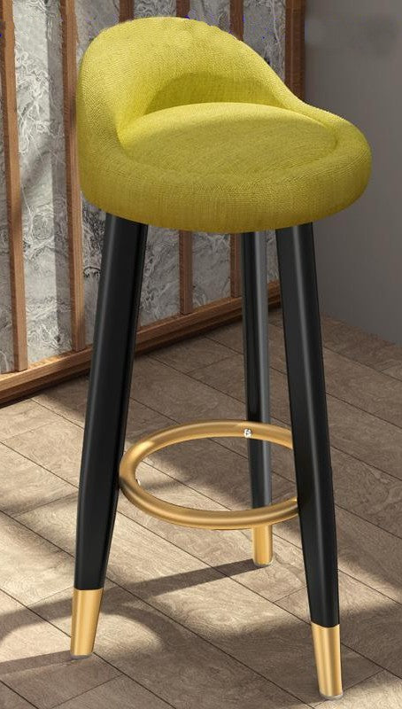 tabouret de bar de style scandinave avec assise matelassée en tissus chiné gris et pieds noir et dorétabouret de bar de style scandinave avec assise matelassée en tissus chiné jaune et pieds noir et doré