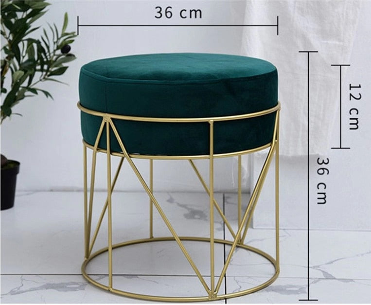 Tabouret design avec assise ronde en velours et pieds en métal doré