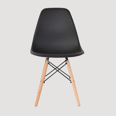 Chaise scandinave en plastique noir et pieds en bois