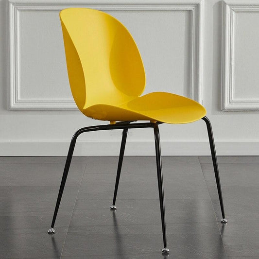 Chaise moderne de style scandinave avec assise large en plastique et pieds en acier – Jaune