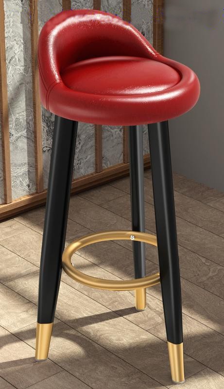 tabouret de bar de style scandinave avec assise matelassée en similicuir rouge et pieds noir et doré