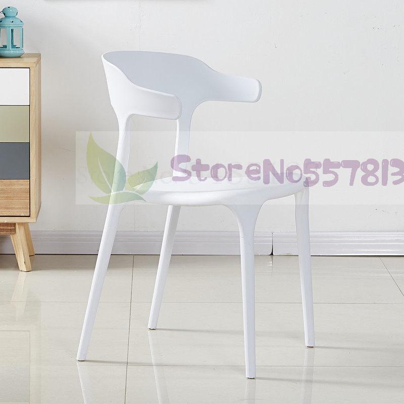 Chaise moderne en plastique avec dossier enveloppant en bandeau