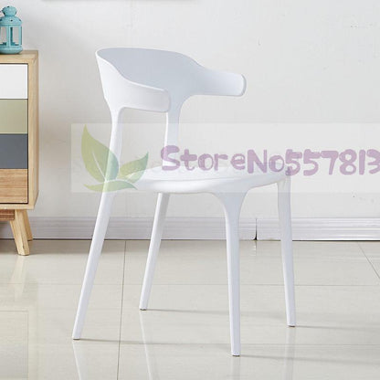 Chaise moderne en plastique avec dossier enveloppant en bandeau