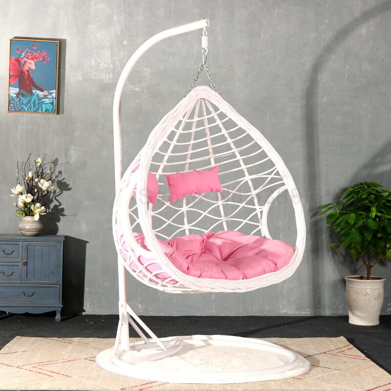 Chaise suspendue en rotin renforcé double coussin et socle en carbone
