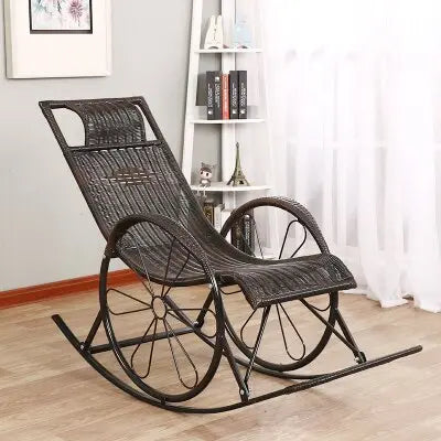Chaise à bascule en fer et rotin avec accoudoirs en forme de roues