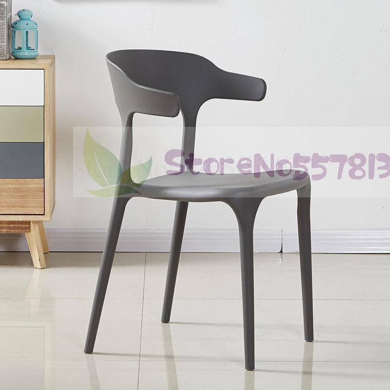 Chaise moderne en plastique avec dossier enveloppant en bandeau