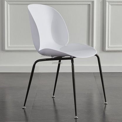 Chaise moderne de style scandinave avec assise large en plastique et pieds en acier