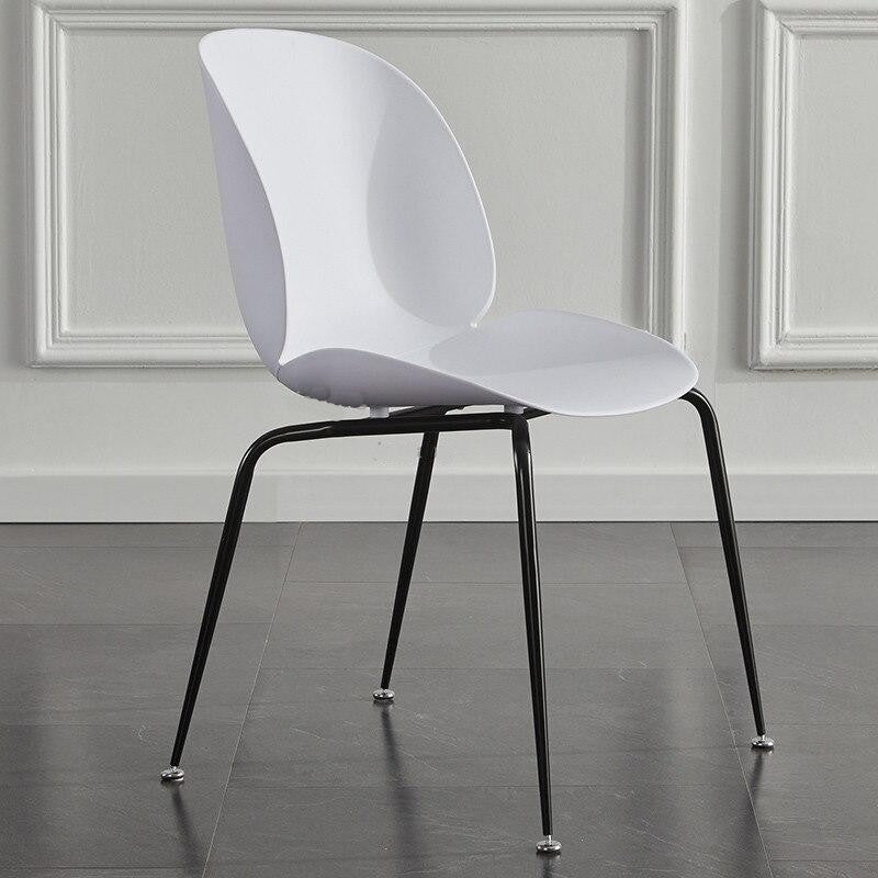 Chaise moderne de style scandinave avec assise large en plastique et pieds en acier