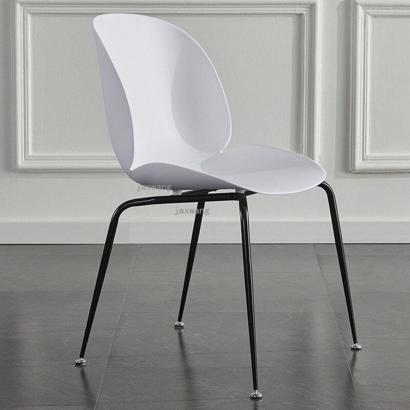 Chaise moderne de style scandinave avec assise large en plastique et pieds en acier