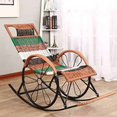 Chaise à bascule en fer et rotin avec accoudoirs en forme de roues