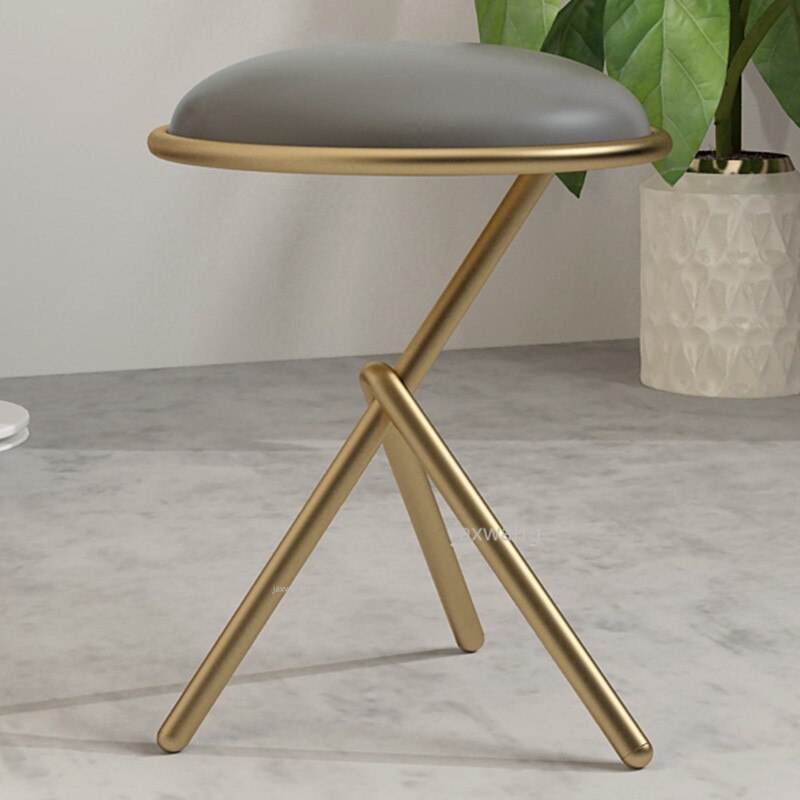 Tabouret design en métal doré mate et assise ronde en Y inversé