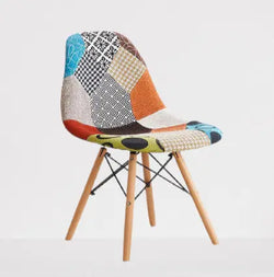 Chaise scandinave avec assise patchwork et pieds en bois